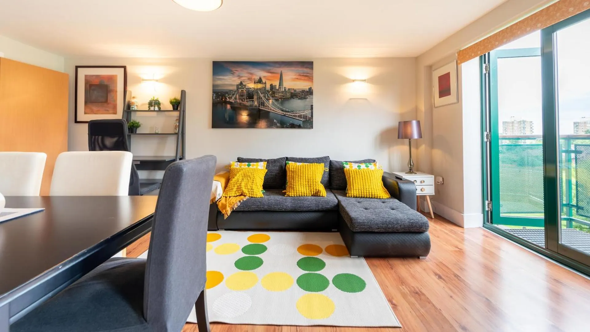 Luxury Docklands 2Bed Apt- Close To Excel- Canary Wharf- City Airport - 02 Arena- Free Parking- Ps 4 London