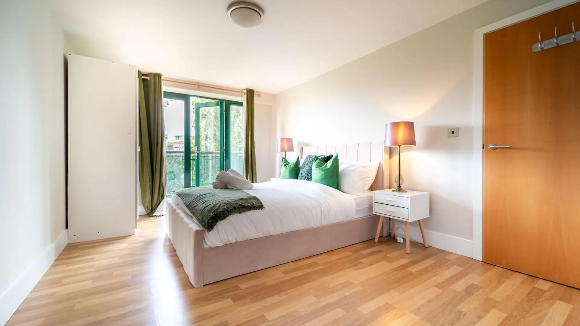 Apartment Luxury Docklands 2Bed Apt- Close To Excel- Canary Wharf- City Airport - 02 Arena- Free Parking- Ps 4 London