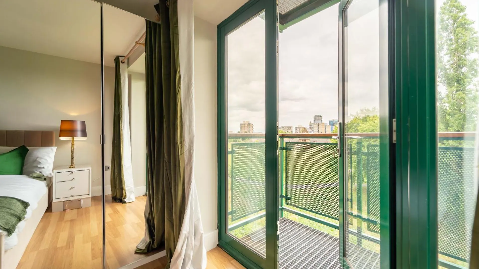 Luxury Docklands 2Bed Apt- Close To Excel- Canary Wharf- City Airport - 02 Arena- Free Parking- Ps 4 London 0*,  United Kingdom