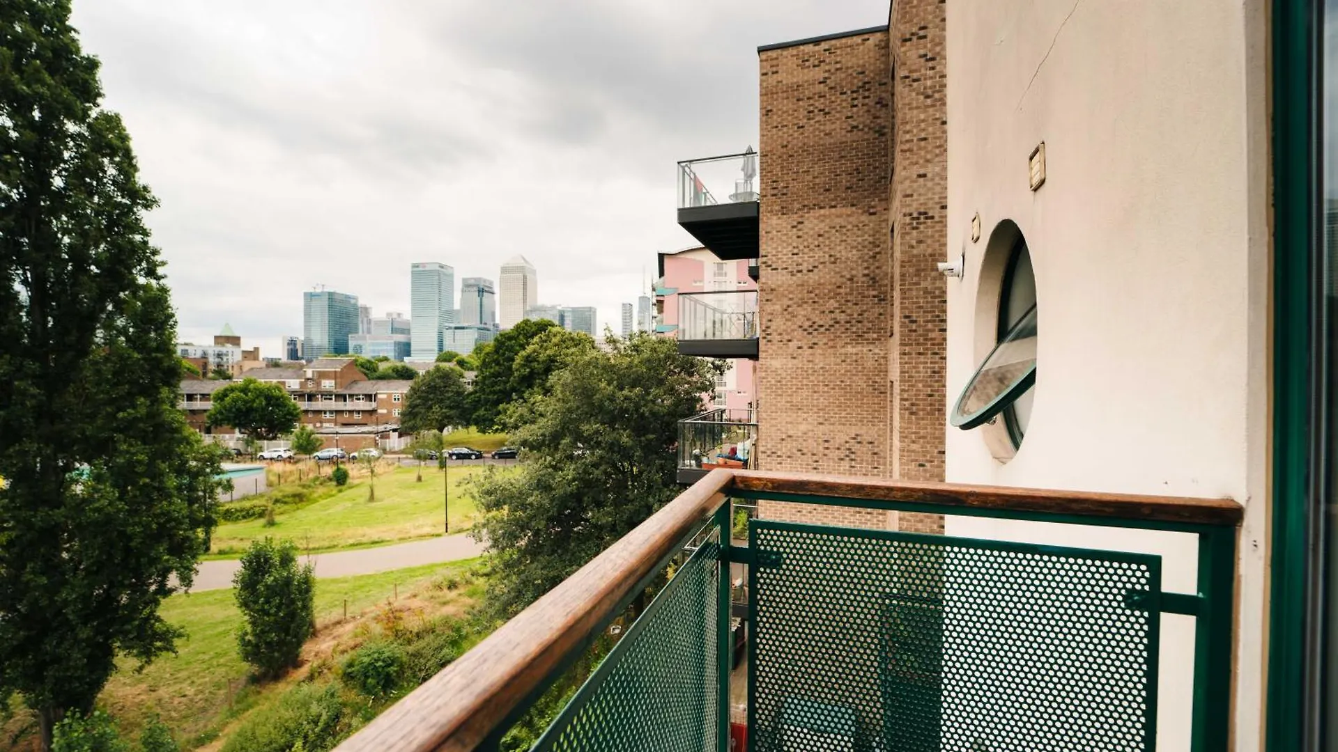 Luxury Docklands 2Bed Apt- Close To Excel- Canary Wharf- City Airport - 02 Arena- Free Parking- Ps 4 London