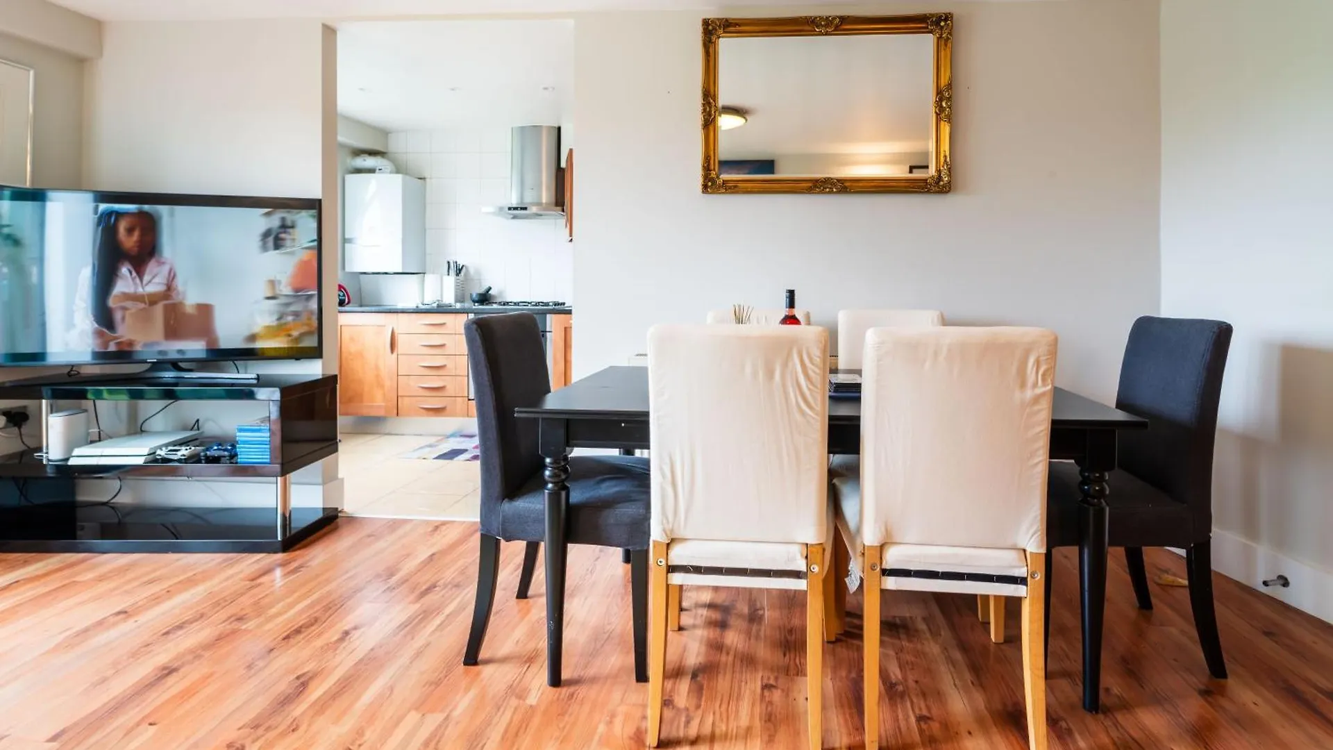 Luxury Docklands 2Bed Apt- Close To Excel- Canary Wharf- City Airport - 02 Arena- Free Parking- Ps 4 London 0*,  United Kingdom