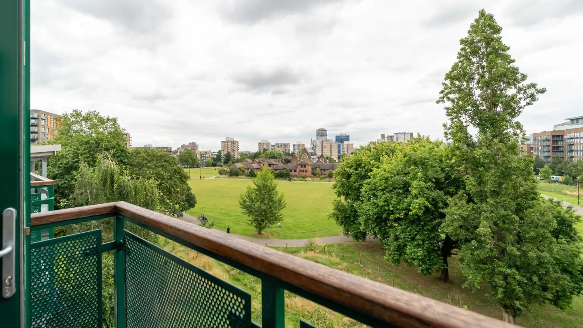 Apartment Luxury Docklands 2Bed Apt- Close To Excel- Canary Wharf- City Airport - 02 Arena- Free Parking- Ps 4 London